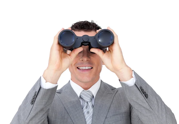 Visionario hombre de negocios mirando al futuro a través de prismáticos — Foto de Stock