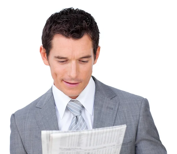 Очаровательный бизнесмен читает газету — стоковое фото