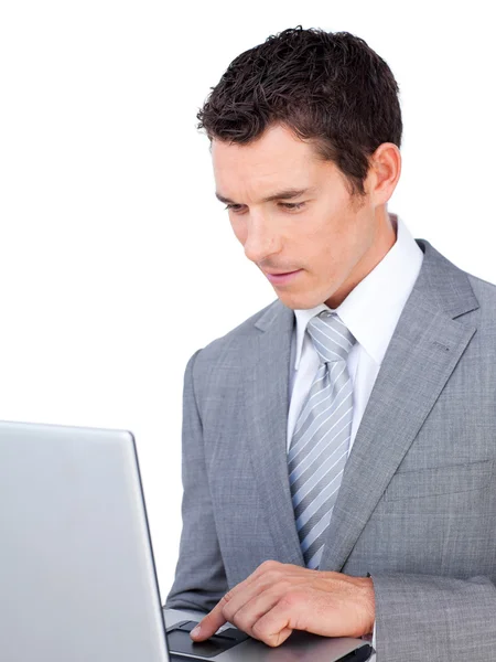 Homem de negócios caucasiano usando um laptop — Fotografia de Stock