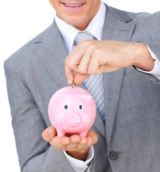 Nahaufnahme eines Geschäftsmannes, der Geld in einem Sparschwein anspart — Stockfoto