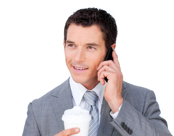 Χαμογελώντας επιχειρηματίας στο τηλέφωνο κρατώντας ένα πόσιμο Κύπελλο — Φωτογραφία Αρχείου