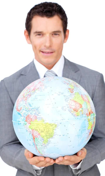 Homme d'affaires affirmatif tenant un globe terrestre — Photo