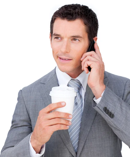 Jonge zakenman op telefoon bedrijf een drinkbeker — Stockfoto