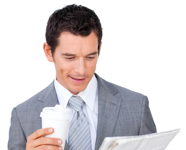 Podnikatel držel pití z hrnečku a čtení novin — Stock fotografie