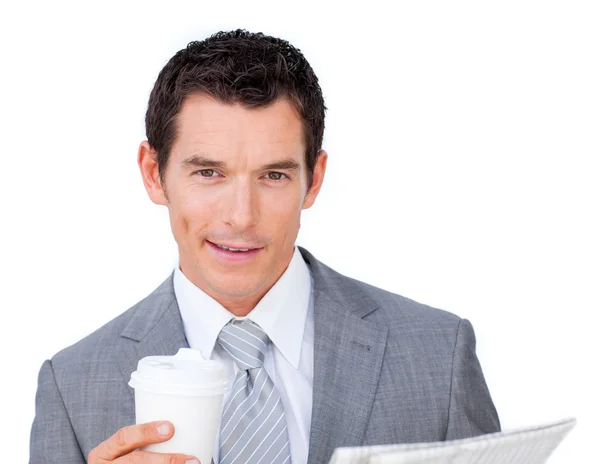 男性高管持有饮水杯和阅读一份报纸 — 图库照片