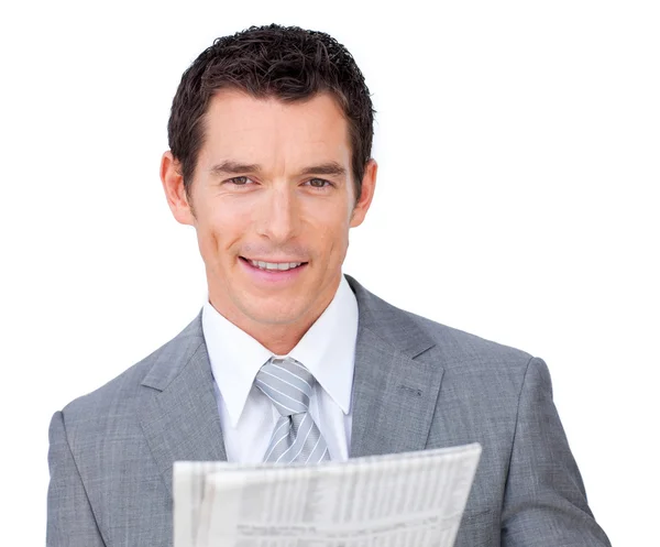 Un hombre de negocios sonriente leyendo un periódico —  Fotos de Stock