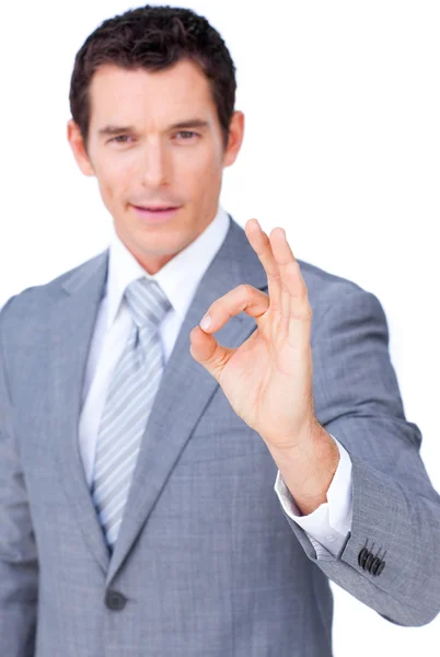 Харизматичный бизнесмен показывает знак ОК — стоковое фото