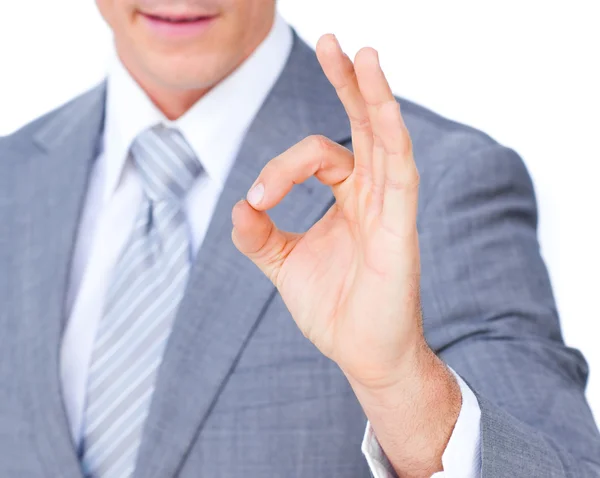 Close-up de um homem de negócios mostrando sinal OK — Fotografia de Stock