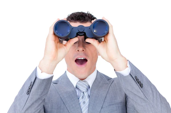 Uomo d'affari sorpreso guardando attraverso il binocolo — Foto Stock