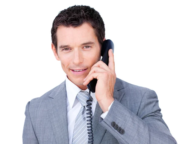Уверенный бизнесмен разговаривает по телефону — стоковое фото
