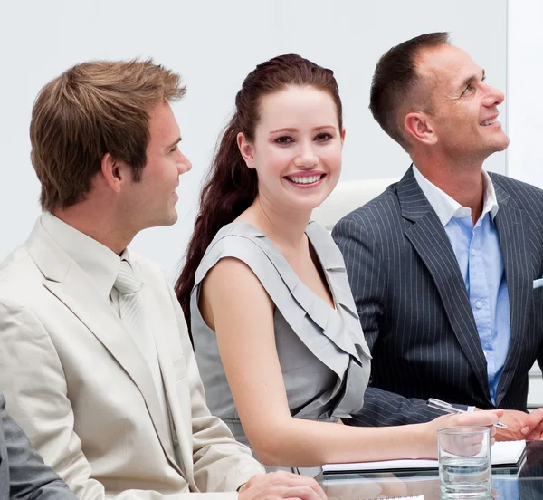 Mooie zakenvrouw glimlachend in een vergadering — Stockfoto
