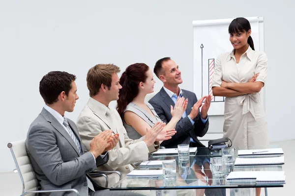 Unternehmen applaudieren einem Kollegen nach einem Vortrag — Stockfoto