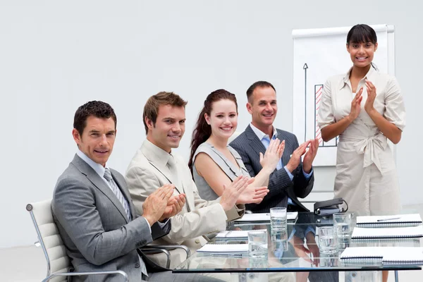 Negócios aplaudindo um colega depois de dar um presentati — Fotografia de Stock
