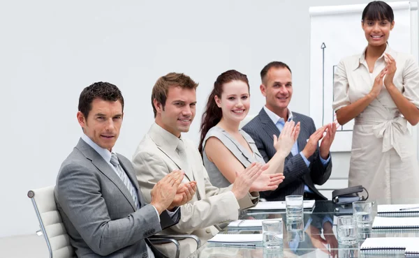 Бизнес аплодирует коллеге после отчёта о продажах — стоковое фото