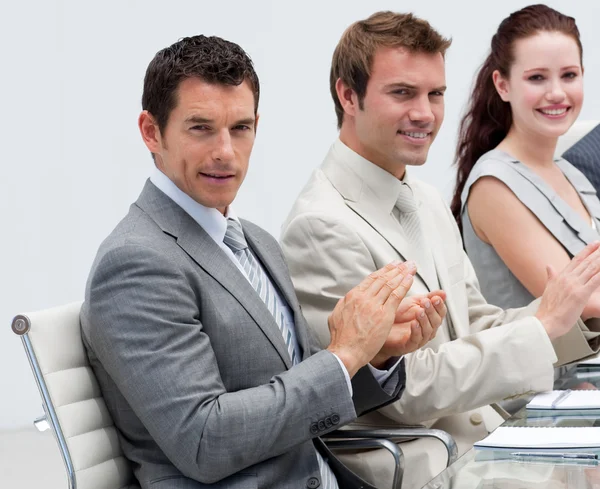 Aantrekkelijke zakenman applaudisseren in een vergadering — Stockfoto