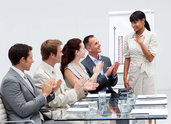 Business team applaudire un collega dopo aver dato una presentazione — Foto Stock
