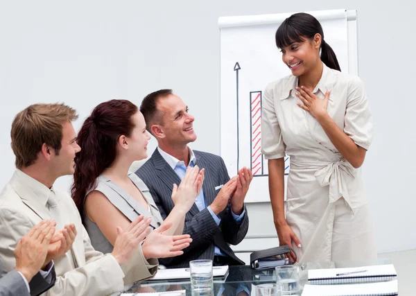 Verksamhet team applåderar en kollega efter ger en presentation — Stockfoto