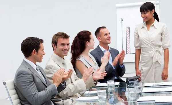 Empresário aplaudindo um colega depois de fazer uma apresentação — Fotografia de Stock