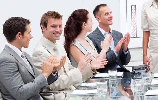 Affari che applaudono un collega dopo aver fatto una presentazione — Foto Stock