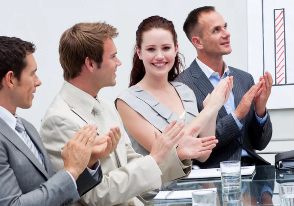 Привлекательная деловая женщина аплодирует на встрече — стоковое фото