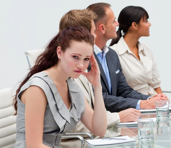Affärskvinna bli trött i ett möte — Stockfoto