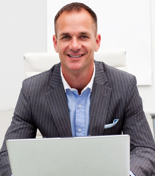 Ritratto di un uomo d'affari professionista che utilizza un computer portatile — Foto Stock