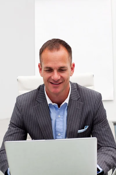 Πορτρέτο ενός επαγγελματικά επιχειρηματία χρησιμοποιώντας ένα φορητό υπολογιστή — Φωτογραφία Αρχείου