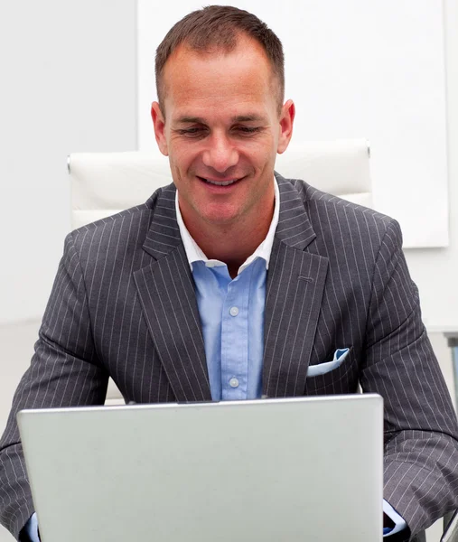 Portrait d'un homme d'affaires professionnel utilisant un ordinateur portable — Photo