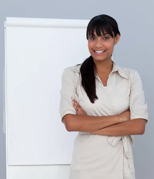 Smiling Afro-American businesswoman giving a presentation — Stock fotografie