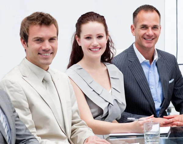 Porträtt av företag som sitter i ett möte — Stockfoto