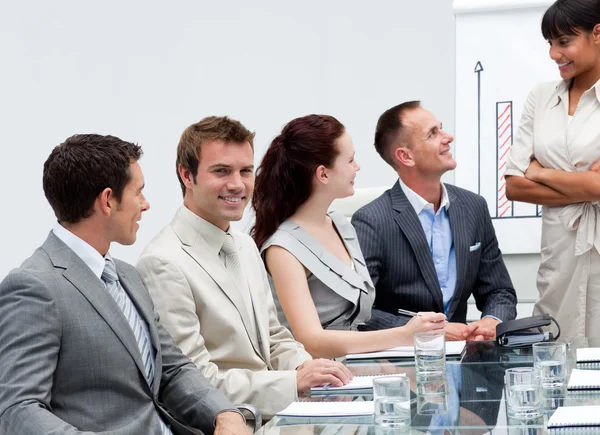 Uśmiechający się biznesmen w prezentacji — Zdjęcie stockowe