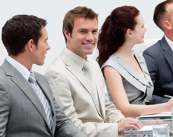 Atractivo hombre de negocios sonriendo en una reunión — Foto de Stock