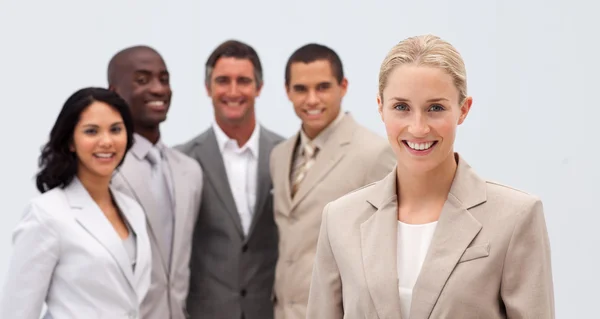 Mujer de negocios sonriente liderando su equipo —  Fotos de Stock