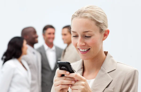 Lächelnde Geschäftsfrau schickt einen Text — Stockfoto