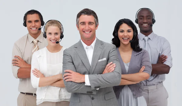 Multi-etnische team dat werkt in een callcenter — Stockfoto