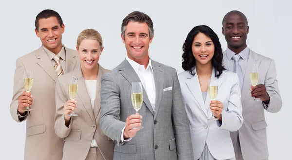 Бизнес-команда, празднующая успех с шампанским — стоковое фото