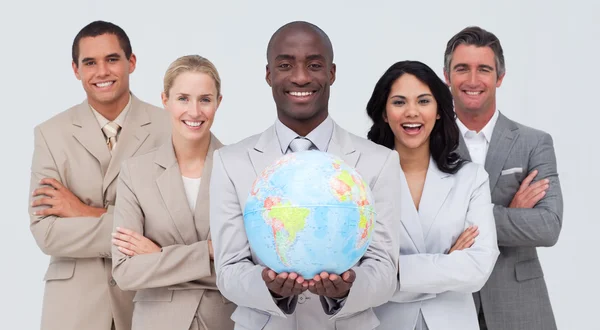 Afro-Amerikaanse zakenman houden een terrestrische wereldbol met zijn t — Stockfoto