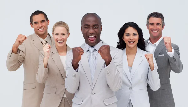 Счастливая и позитивная деловая команда стоя и улыбаясь — стоковое фото
