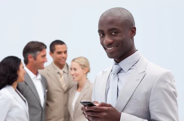 Un homme d'affaires afro-américain souriant envoie un message — Photo