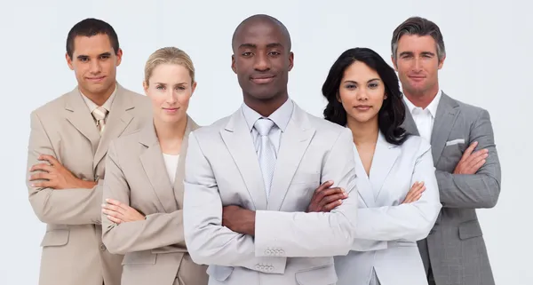 Empresário afro-americano confiante liderando sua equipe — Fotografia de Stock
