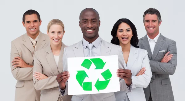 Equipe de negócios segurando um símbolo de reciclagem — Fotografia de Stock