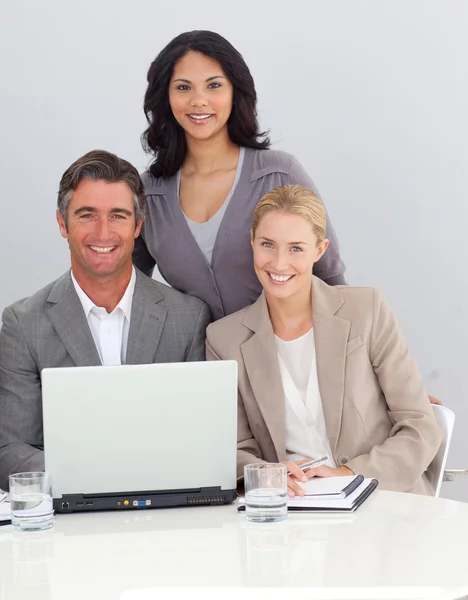 Smiling business team working in the office — Stock Photo, Image
