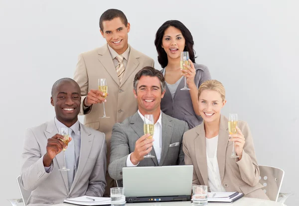 Многонациональная команда предпринимателей празднует успех с шампанским — стоковое фото