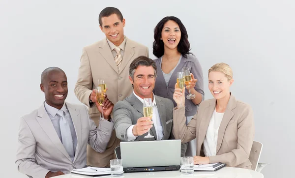 Multietniska verksamhet team dricka champagne — Stockfoto