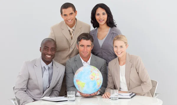 Equipe de negócios multi-étnica segurando um globo terrestre — Fotografia de Stock