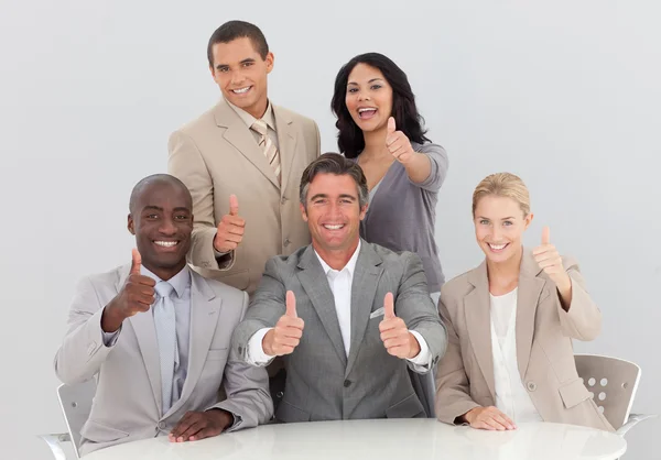 Glückliches Business-Team feiert Erfolg mit erhobenem Daumen — Stockfoto