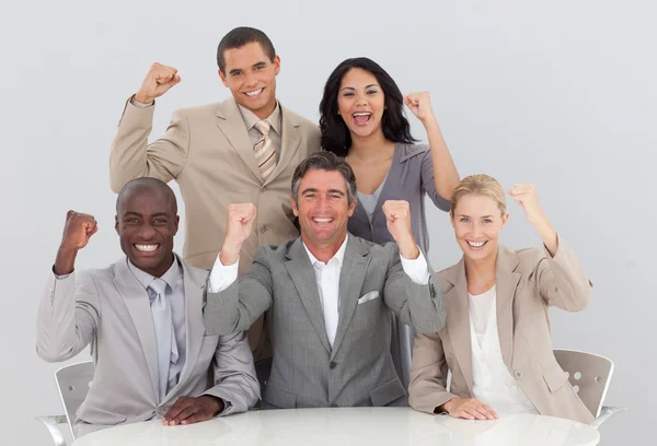 Equipe de negócios feliz celebrando um sucesso — Fotografia de Stock