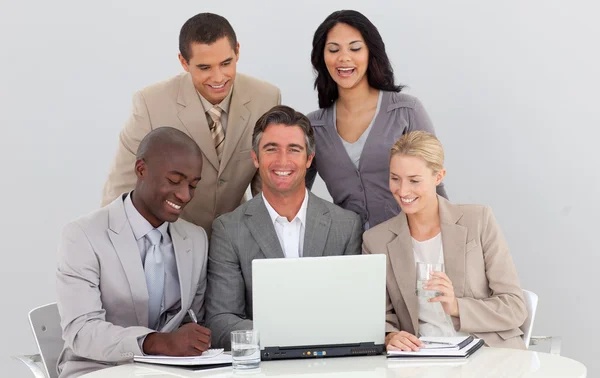 Sorrindo equipe de negócios multi-étnica trabalhando no escritório juntos — Fotografia de Stock
