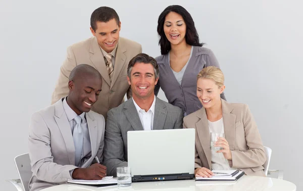 Une équipe d'affaires souriante et multiethnique travaillant ensemble au bureau — Photo