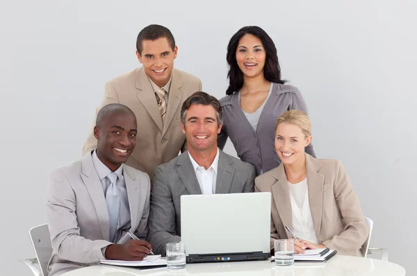 Equipe de negócios multi-étnica feliz trabalhando no escritório juntos — Fotografia de Stock